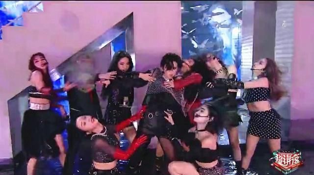 618超拼之夜|同样是在水中跳热舞,为啥王一博获好评,THE9遭吐槽?