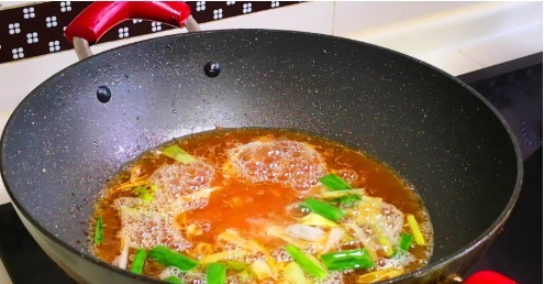 真香|做鲅鱼,最好不要加水炖,海边人都这样做,鱼肉鲜嫩不腥气,真香