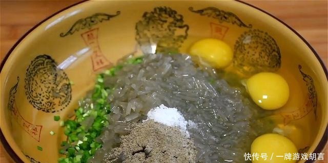 外酥|韭菜盒子新做法,不加面粉不加水,大锅煎一煎,外酥里软,太香了