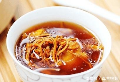 秋天|秋天用这食材来炖鸡,鸡肉鲜嫩,香气四溢,汤汁鲜甜,滋补身体