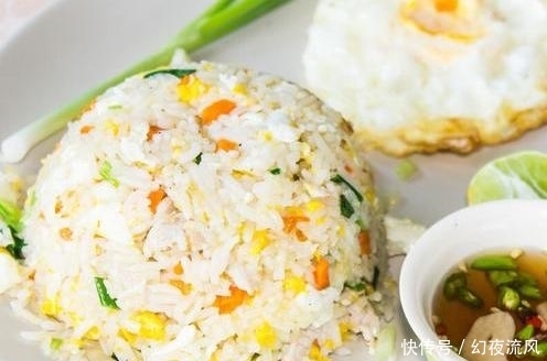 大米|蒸米饭别只放清水,多加2种东西,出锅后粒粒分明,米饭香喷喷的