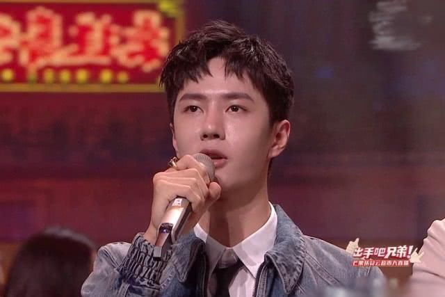  直播|王一博身体亮红灯舞台上偷偷咳嗽强撑录节目，气色差到引人担忧