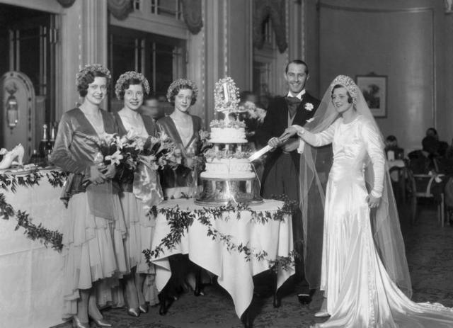 婚纱|百年婚纱秘史原来以前的新娘还不止会穿白婚纱