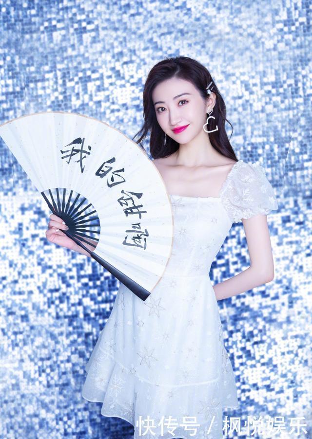 范冰冰|以为范冰冰够美了,没想到景甜更接地气,自拍造型真是“甜”