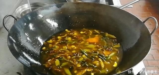 烧鸡|淮扬菜大厨改良员工餐将香菇烧鸡这么做,鲜香微辣,开胃下饭