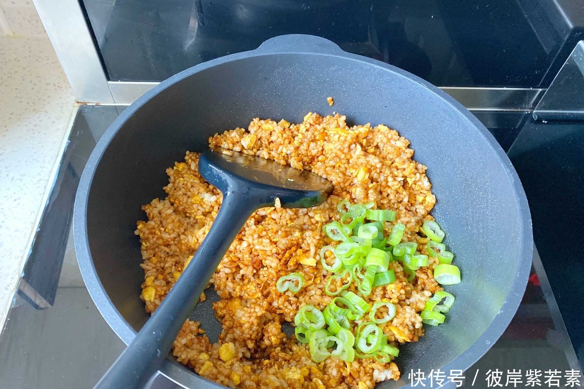做法|做酱油炒饭时,酱油不要直接加,教你正确做法,粒粒分明又入味