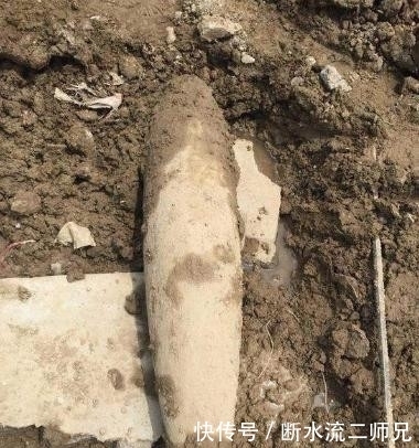 弹区|日机投弹,军民不躲,反而跑向落弹区,只为捡炮弹?