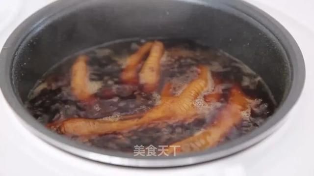  切成|这样做鸡爪真的太好吃了，越吃越上头！你们一定要试试看！