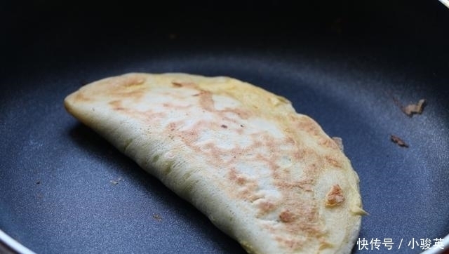 早餐|1把韭菜5个鸡蛋，教你懒人早餐，不和面不揉面，出锅孩子连吃3个