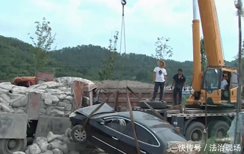  受伤|场面惊险！轿车夹缝中超车被货车猛撞推行，致3车受损严重3人受伤