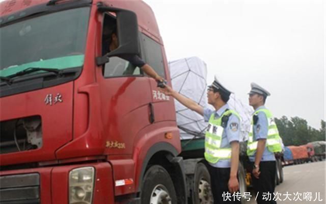  驾驶|货车司机因违规驾驶被查，交警却不开罚单，得知原因让人落泪