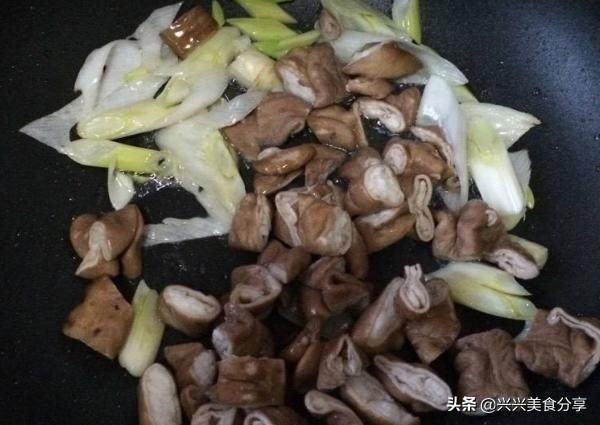  汤汁|豆腐和它是绝配，营养健康又解馋，炖一锅连汤汁都不剩，贵点也值