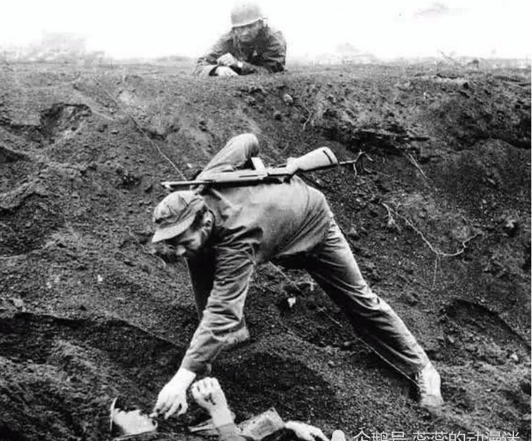 临死|5张历史照:墨索里尼直接被打成“猪头”,图5给临死的日本鬼子点了根烟!