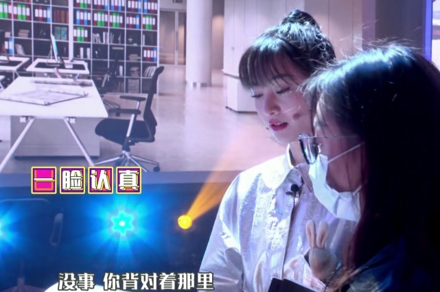 时间|郑爽彩排意外忘词,看清她下台后补救的方式,一般人适应不了