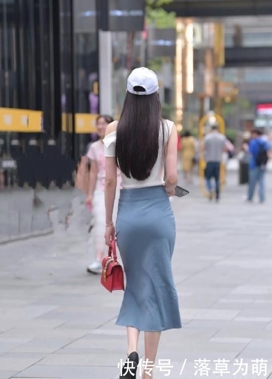  穿搭风格|气质美女，边玩手机边走路，摔倒就糗大了