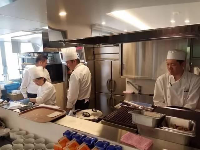 老奶奶|这家餐厅服务员是6个老奶奶,天天上错菜,却让人来了都不想走…