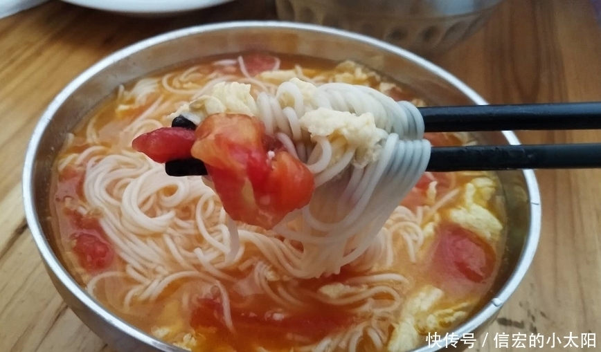 舒服|最简单的快手饭,5分钟做两碗,没有大鱼大肉,却吃得舒服