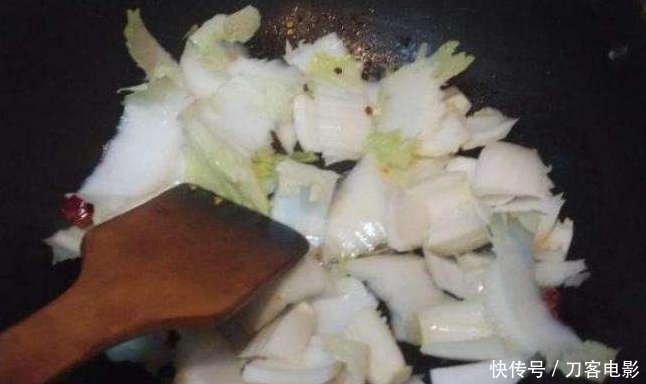 白菜|做醋溜白菜,什么时候放醋最好?记住醋溜汁的比例,酸爽特下饭