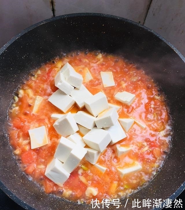 食用|西红柿炖豆腐，美味特下饭，汤汁泡米饭，熊孩子能吃两大碗！