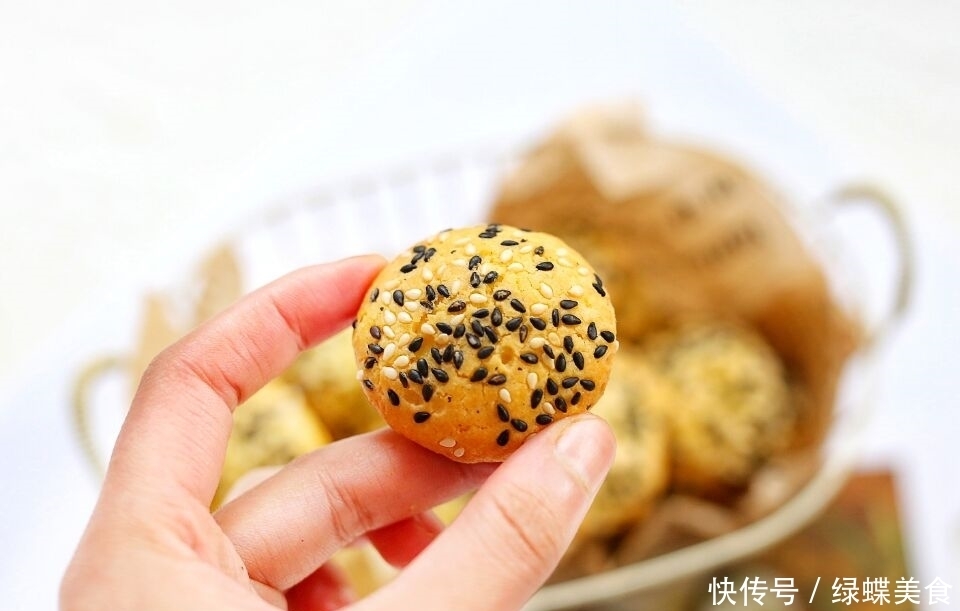 做成|鸡蛋别再炒着吃了,做成小零食,酥香可口,孩子一口气能吃10个