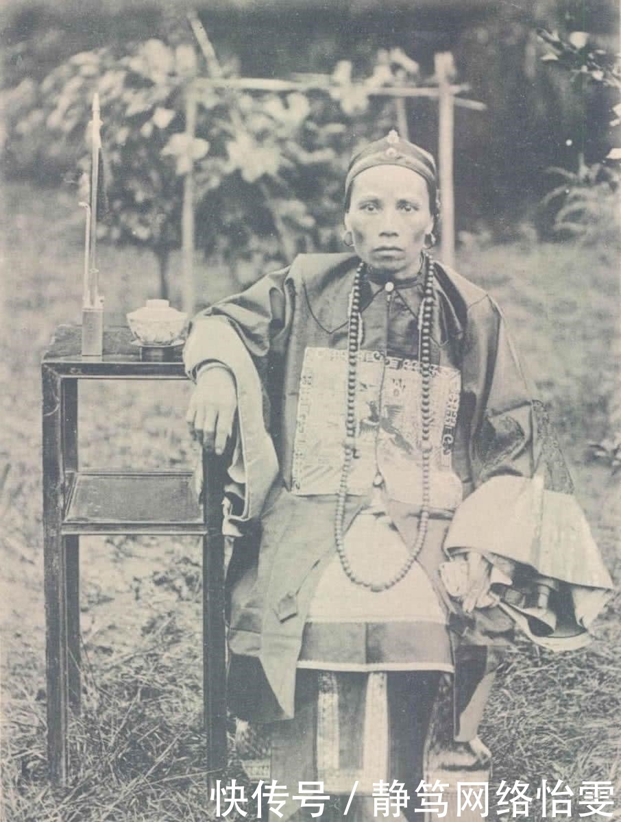 夫人|罕见老照片:穿官服的晚清诰命夫人,霸气十足,网友却感觉瘆人