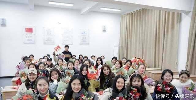 班上的女|浪漫的37个女孩节，班上唯一的男孩送给女孩一束辣花