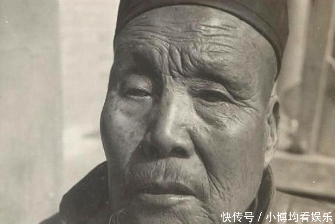图中是清朝|罕见老照片：民间巨人2米多，离宫的太监又长出了胡子