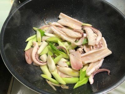 做法|蒜苗炒鱿鱼的做法,鱿鱼这样炒最香,百吃不厌的下饭菜做法超简单