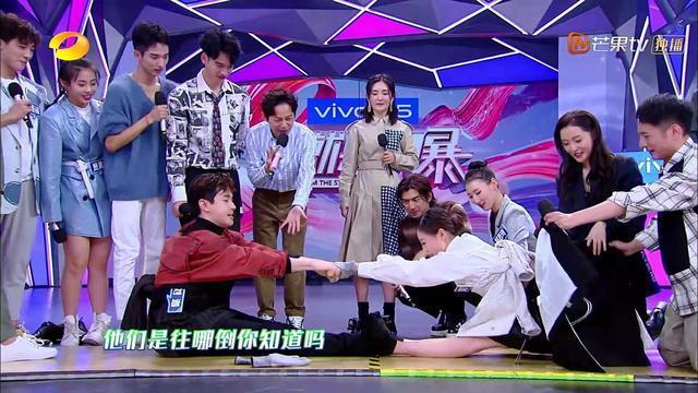 何炅|女星穿短裙在快本玩游戏,多次走光仍不换裤子,何炅只能闭上眼睛