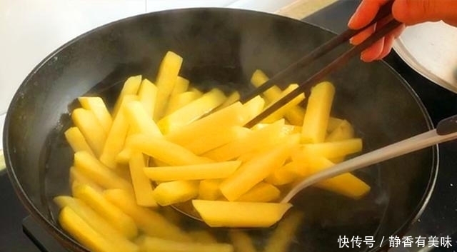 土豆|炸薯条时,土豆焯水后不要直接炸,多加这1步,薯条香酥不发软