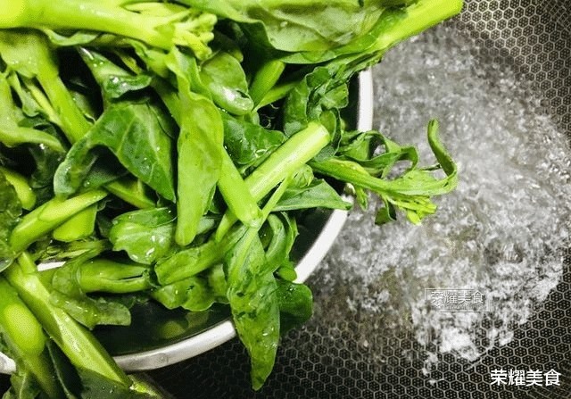  姜汁芥兰|七月遇见这菜别手软，多买几斤也无妨，加点姜末炒，驱寒增食欲