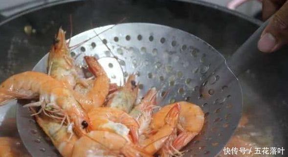 鲜嫩|白水煮虾前,多加这一步,虾肉鲜嫩Q壳,一盘不够