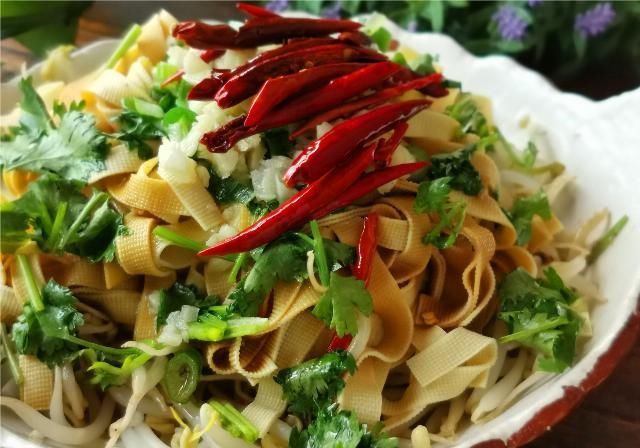  辣椒|东北人超爱吃的干豆腐做法，下酒下饭都不错，适合夏季吃