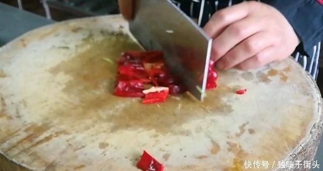 烧鸡|淮扬菜大厨改良员工餐将香菇烧鸡这么做,鲜香微辣,开胃下饭