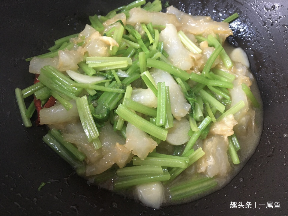  芹菜炒蹄筋|这菜炒一炒五分钟就上桌，胶原蛋白丰富又鲜又滑，老人孩子要常吃