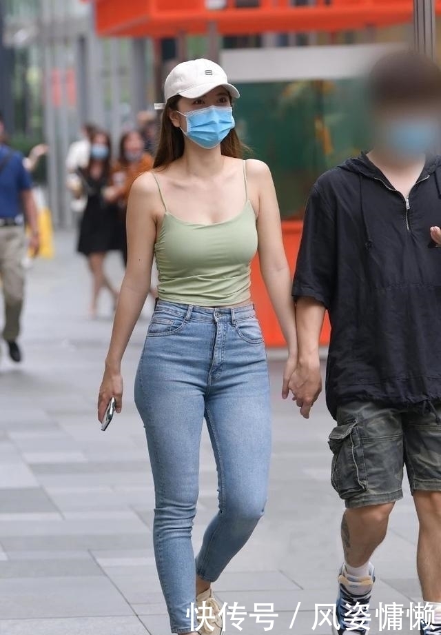 牛仔|微胖女生的休闲装,清凉吊带加牛仔,轻松展现个人魅力