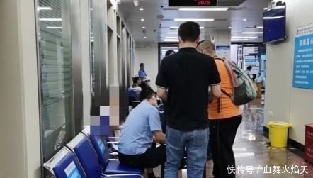  孩子|4岁女童火车站2楼被扔下，家人跪地哭喊救命，路人：疑似精神病！