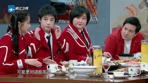 亲身经历|《王牌对王牌》关晓彤讲述自己亲身经历时,谁注意到华晨宇在做什么