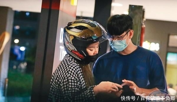 小甜甜|小甜甜单身6年恋爱了!深夜街头交缠亲吻