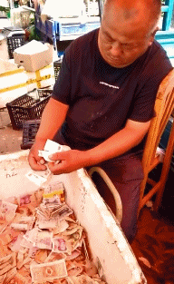 姑娘|搞笑GIF趣图:姑娘表情真的好醉人,我承认我被迷住了