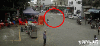  身亡|被狗绳绊倒，老人腾空面朝下摔地后身亡，目击者：狗主人已被控制