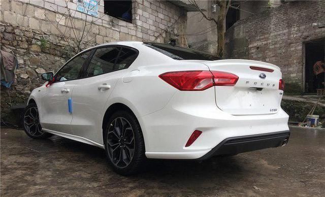 用车|开福特福克斯的人大多属于什么档次?车主用车1个月后说了真心话