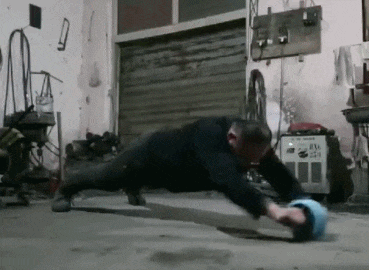 老板|搞笑GIF:老板,咱们这里有一个员工正在使用外挂,要不要把他辞退了