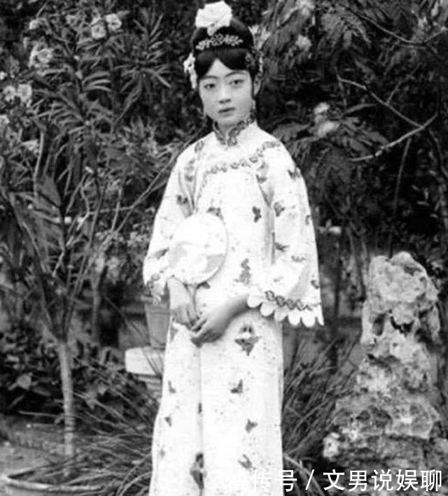 老照片|清朝老照片:满族美女上街被众人围观,女子学堂的学生在课堂合影