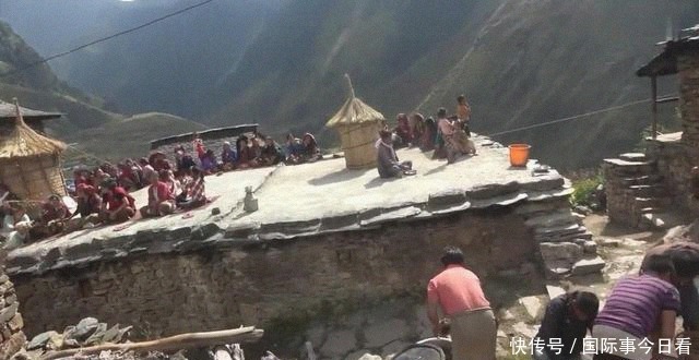 米饭|尼泊尔农村大型酒席,场面壮观,只吃一个菜咖喱羊肉配米饭