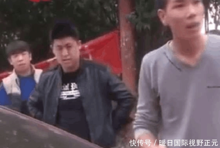 嚣张|90后小伙占了别人有偿车位, 业主锁车声讨警告, 网友: 太嚣张欠揍