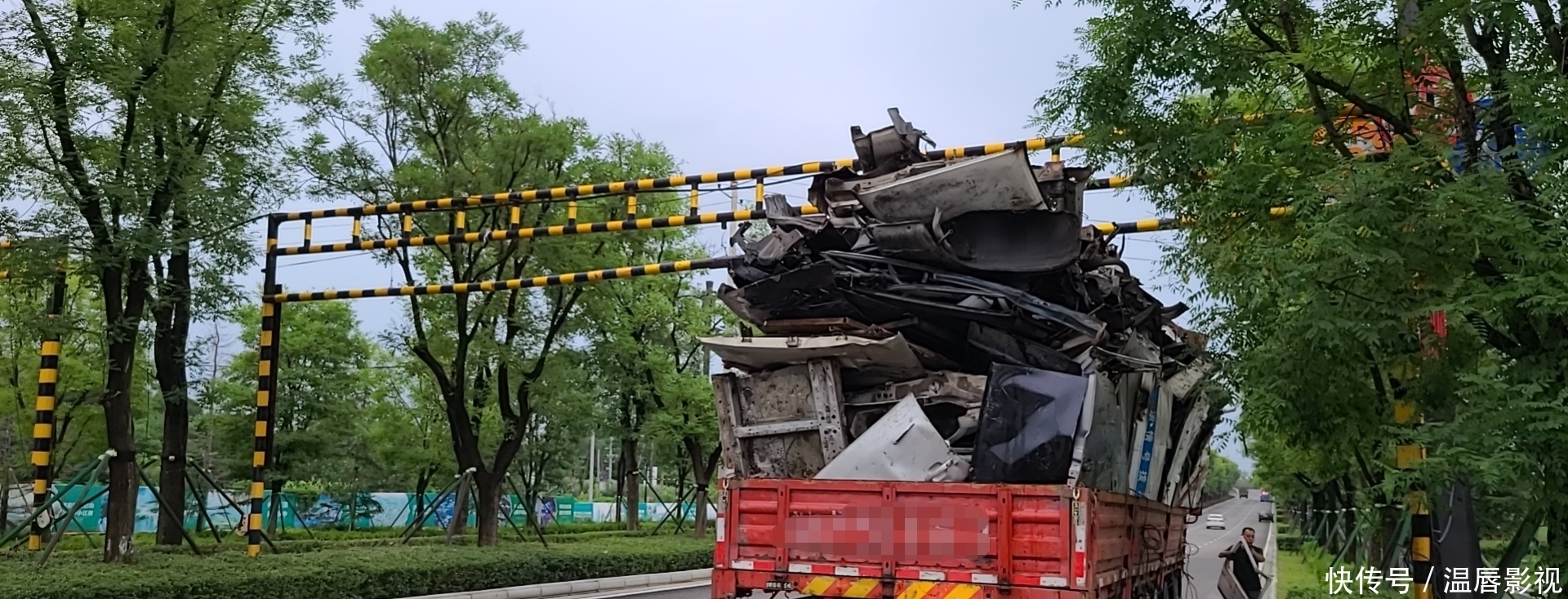  高度|因载货高度超高：一辆货车撞上道路限高架，幸亏司机果断停车才避免了一场交通事故