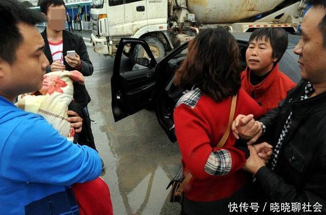 宝妈|人贩子当众抢娃，诬陷宝妈才是人贩子，宝妈的做法值得学习