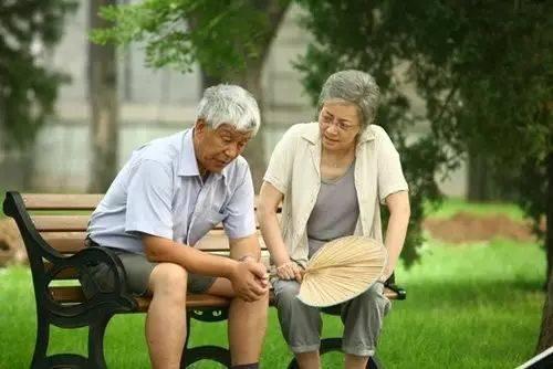 吸血|国家一级演员张洪杰:被瘫痪妻子和3个孩子吸血,75岁不敢退休