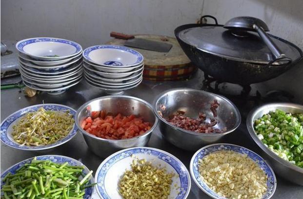 提前|一碗在普通不过的面条一天卖出500碗,提前一天排队你都吃不上